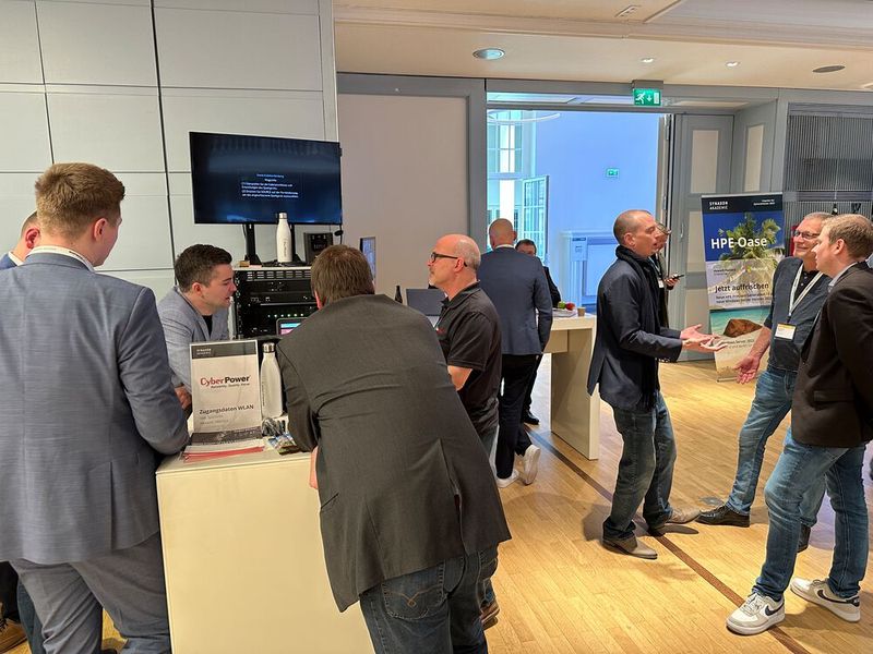 Das CyberPower Team gibt alles! Fulvio Innocente erklärt das Produkt am Stand und Felix Bechmann braucht mehr Platz beim Erklären und nimmt den ganzen Gang ein. (Bild: Vogel IT-Medien)