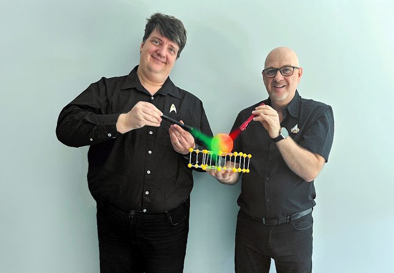 Alexander Genest (l.) und Prof. Günther Rupprechter (r.) von der TU Wien demonstrieren die Funktionsweise ihres neuen Katalysators.(Bild:  TU Wien)