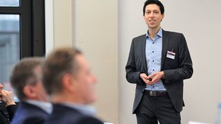 Innovationsmanager Dr. Simon Britten von Laserline zur Zukunft des blauen Lasers befragt. Seine Antwort: „Noch niedrigere Wellenlängen sind denkbar und in Arbeit.“  (Bild: Fraunhofer-ILT)