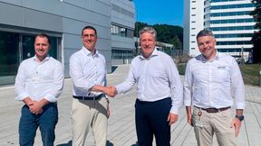 Andreas Lindemann, Geschäftsführer der Neura Mobile Robots (zweiter von rechts), schließt die Übernahme ab. Er und sein Managementteam haben umfassende Pläne für das fahrerlose Transportsystem von Bosch Rexroth. (Bild: Neura Robotics)