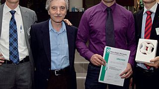 1. Preis: Elastopolymere Venenklappenprothesen mittels 3D-Tröpfchendosiertechnik (v. l. n. r.: Abteilungsleiter Dr. Urs Schneider, Miroslav Miklosovic und Christian Schneider und Dr. Oliver Schwarz). (Bild: Fraunhofer)