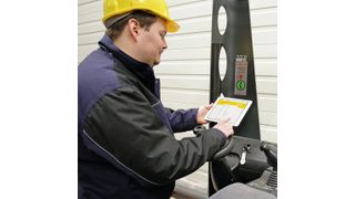 Dominique Courtin ist bei Arnholdt zuständig für die regelmäßige Prüfung und Wartung von rund 50 unterschiedlichen Geräten. Mit der Software Prüfplaner von Kaiser + Kraft hat die Zettelwirtschaft ein Ende und er kann alles mit dem Tablet dokumentieren. (Arnholdt)