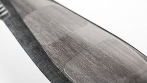 Detailansicht eines carbonfaserverstärkten Composite-Rotorblatts endkonturnah gefertigt im Tape-Sandwich-Spritzguss. (Bild: Engel)