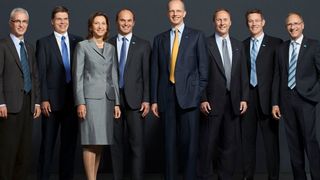 Der aktuelle Vorstand der BASF (v.l.n.r.): Dr. Harald Schwager, Dr. Hans-Ulrich Engel, Margret Suckale, Dr. Martin Brudermüller, Dr. Kurt Bock, Wayne T. Smith, Michael Heinz, Dr. Andreas Kreimeyer. (Bild: BASF)