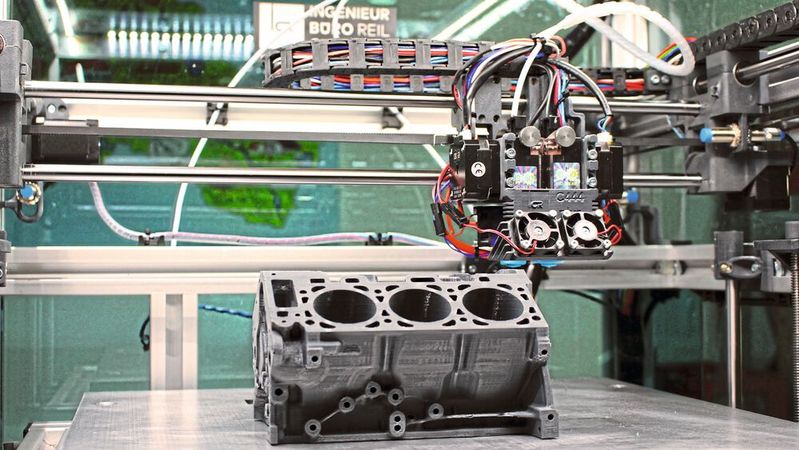 Technologien wie das Fused Deposition Modeling (FDM) oder Selektive Lasersintern (SLS) ermöglichen es, seriennahe Materialien in Prototypen und Vorserienbauteilen umzusetzen, die sich auf Anwendungen in industriellen Großserien übertragen lassen.(Bild:  CR-3d)