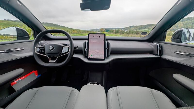 4. Der Innenraum: Reduce to the max – an diese Devise halten sich Volvos Innenraumdesigner bereits seit geraumer Zeit. So gibt es auch im EX30 CC kein einziges Bedien- oder Dekorelement, auf das man noch hätte verzichten können. Das Soundsystem verbirgt sich ebenfalls fast unsichtbar im Armaturenbrett. Für ein Modell im Premiumsegment ist diese extreme Reduziertheit schon fast grenzwertig. (Bild: Mauritz – VCG)