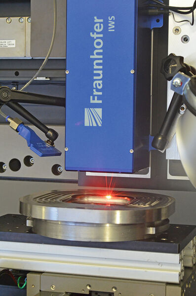 Ein Bearbeitungskopf für das direkte Laserinterferenzstrukturieren DILP lässt sich beispielsweise auch in Fräsmaschinen einbauen.  (Fraunhofer-IWS)