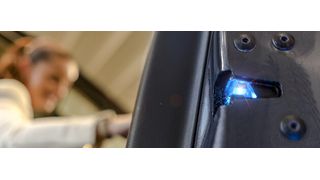 Das LED-Autotürschloss von Kiekert vereint erstmals die Sicherheitselemente „Schließsystem“ und „Licht“ in einem Türschloss. (Bild: Kiekert)