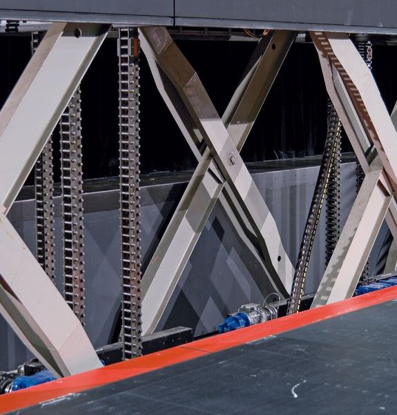 Hohe Stabilität, Positioniergenauigkeit und Laufruhe sind die herausragenden Eigenschaften, durch die sich das Liftsystem LinkLift in den renommiertesten Bühnenhäusern und Arenen weltweit bewährt hat. (Bild. Serapid)