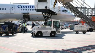 Rege Betriebsamkeit: Auf Flughäfen sind die Schlepper oft rund um die Uhr an jedem Tag der Woche mobil; Ausfallzeiten sind daher absolut unerwünscht (Bilder: Findling) (Archiv: Vogel Business Media)