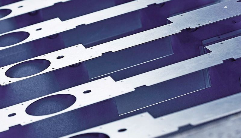 Durch einen hohen Automatisierungsgrad kann SMB Schnekenburger jährlich über 1500 t Feinblech zu Komponenten und Komplettlösungen verarbeiten. (Bild: SMB Schnekenburger)
