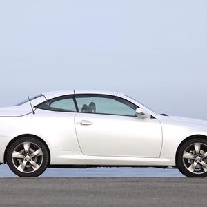 Der IS 250 C ist zugleich Coupe´ und Cabriolet.