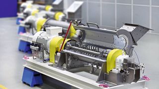 Stapelchips und andere salzigen Snacks benötigen besondere Pulverteigmischungen. Hohe Homogenität bei gleichzeitig präzise geregelten und extrem stabilen Feuchtegraden sind nur einige Anforderungen. Der kontinuierlich arbeitende Ringschicht-Mischer erfüllt diese anspruchsvolle verfahrenstechnische Aufgabe.  (Bild: Lödige)