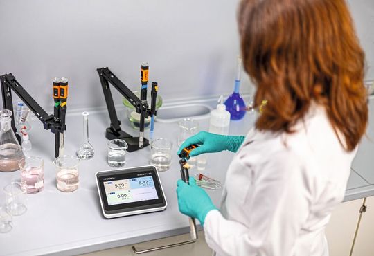 Platzsparend: Mit seinen kompakten Abmessungen von 197 x 161 x 70 mm und dem VESA-Standard fügt sich das Multilab Pro IDS in jedes Labor ein.(Bild:  Xylem Analytics)