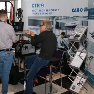 Bei Car-O-Liner standen Richt- und Meßwerkzeuge zur Karosseriereparatur im Vordergrund und ganz aktuell zeigte das Unternehmen den neuen H4 Pro Induktionsheizer.(Bild:  Klasing)