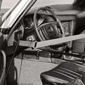 Das ESF 05 hat unter anderem ein passives Gurtsystem, Airbags, einen zusätzlichen Aufprallschutz für Fahrer und Beifahrer sowie extrem stabile Sitze mit integrierter Kopf- und Schulterstütze (Seitenaufprall).(Bild:  Daimler AG)