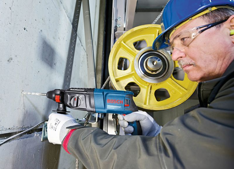 Der GBH 2-26 F Professional und der GBH 2-26 Professional bohren Löcher bis 26 mm Durchmesser in Beton. Sie verfügen wie die beiden leistungsstärkeren Modelle über eine stufenlose Drehzahlregelung für sauberes Anbohren, eine drehbare Bürstenplatte für gleiche Kraft im Rechts- und Linkslauf, einen Drehstopp zum Meißeln, eine SDS-plus-Werkzeugaufnahme sowie eine Kugeltülle zum Vorbeugen von Kabelbrüchen. (Bosch)