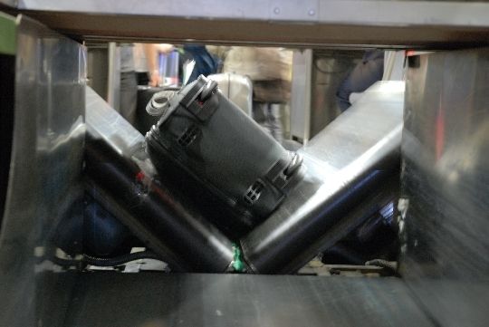 Anderer Ausgang, anderer Flug? Die Fördertechnik ist intelligent und erkennt den Strichcode auf dem Label. Ohne menschliche Kraftaufwendung wird das Gepäckstück an das richtige Flugzeug transportiert.  (Archiv: Vogel Business Media)