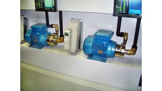 Ein von einem Umrichter gespeister IE4-Motor mit Reluktanzläufer treibt eine Pumpe an. Eingestellt ist ein modifiziertes „direktes Drehmoment Regel-Verfahren“, das auf den geberlosen Reluktanzmotor speziell abgestimmt ist.  Bild: ABB (Archiv: Vogel Business Media)