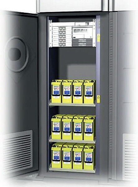 Abbildung 1: Üblich für kleinere IT-Installationen: ein Batterieschrank (Bild: Hawker GmbH/verlag Bau und Technik)