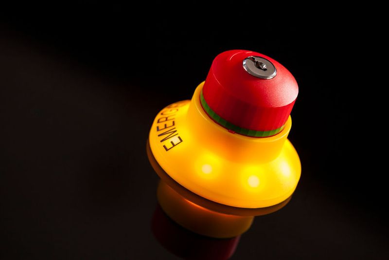 Mit der neuen EN ISO 13850:2015 können Not-Halt-Tasten den aktuellen Betriebszustand nun auch durch entsprechende Beleuchtung anzeigen.  (Schlegel)