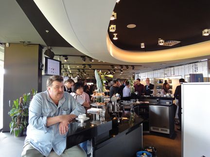 Josef Bertrams, Netcologne, überlegt, zu welchem Stand er jetzt hingehen soll. (Archiv: Vogel Business Media)