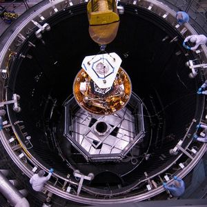 Phoenix wird in die Vakuum-Testkammer herabgelassen.