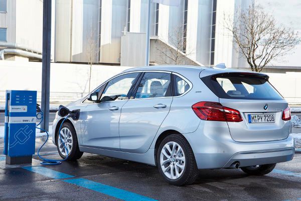 In der Stadt rollt der 225xe bis zu 40 Kilometer elektrisch – bis zu 125 km/h schnell und mit Hinterradantrieb. (Foto: BMW)
