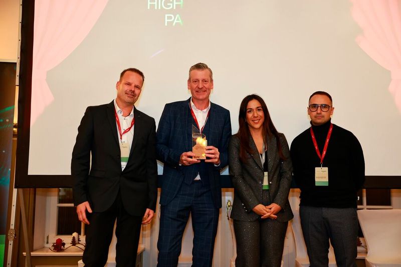 AKI Power Systems freute sich über die Auszeichung High Power Elite Partner 2025. (Bild: Schneider Electric)