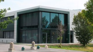 Lichtdurchflutet und offen. Anfang Juli hat die BTK Befrachtungs- und Transportkontor GmbH ihr neu gebautes Bürogebäude mit 130 Arbeitsplätzen in Raubling bezogen.  (Bild: BTK)