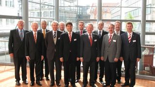 Der neue Vorstand der Deutschen Bauchemie (v.l.): Dr. Alfred Kern (Vorsitzender), Johann Köster, Norbert Schröter (Haupt-geschäftsführer), Dr. Claus-Michael Müller, Joachim Straub, Dr. Jochen Billecke, Peter Summo, Franz-Josef Schewe, Rolf Wöhrle, Jan-Peter Sander, Dr. Erhard Jacobi und Steffen Rüdiger; (Foto: Deutsche Bauchemie)