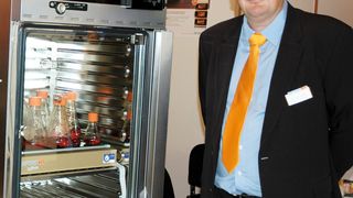 Dr. Daniel Brücher, Produktmanager Schüttler mit dem neuen Celltron-Tischschüttler für Kohlendioxid-Brutschränke. (Bild: Achema Daily)