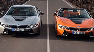 BMW stellt den i8 Coupé und i8 Roadster vor. Die Plug-in-Hybrid-Sportwagen sind ab Mai 2018 zu haben – allerdings zu einem stolzen Preis.  (BMW / Wilfried Wulff)