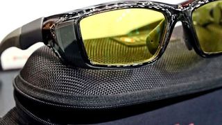 Hier zu sehen eine Brille von Forsec mit kontraststeigernder Tönung. (E/D/E)