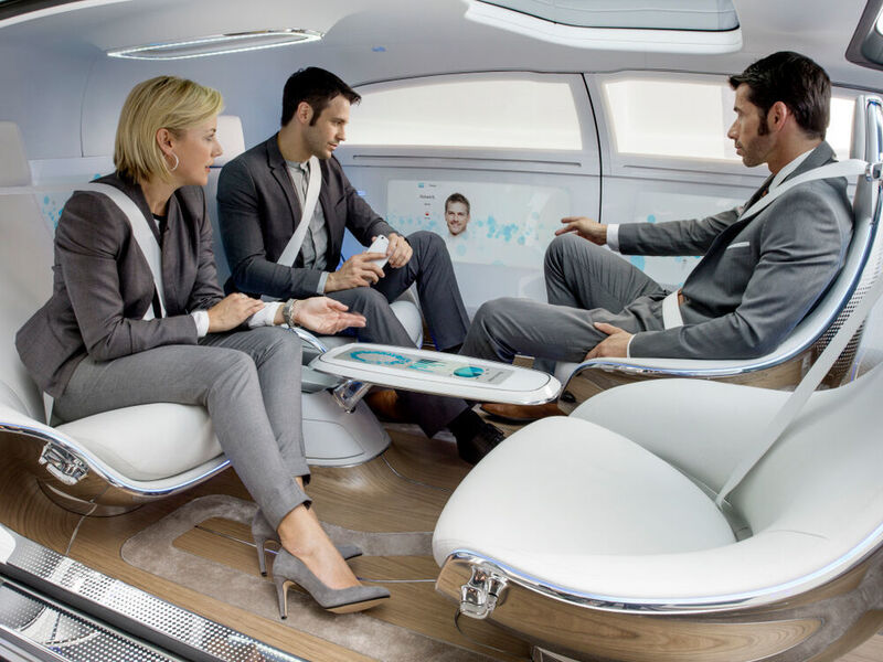 Meeting im autonomen Shuttle? Wie Menschen die freie Zeit durch autonom fahrende Autos nutzen werden, darüber diskutieren derzeit noch viele.  (Daimler AG)