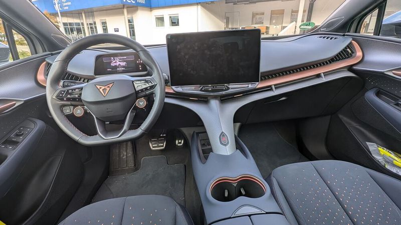 6. Der Innenraum: Das sehr futuristisch wirkende Interieur wurde perfekt auf das dynamische Außendesign abgestimmt. Auch hier setzt Cupra auf kupferfarbene Dekorelemente. Während bei anderen Herstellern der Trend hin zu sehr reduzierten Innenräumen geht, wirkt der Tavascan geradezu verspielt. Das liegt vor allem an der kurvigen Spange, die sich von der Mittelkonsole bis zu den Seitentüren zieht und dort die Lüfungsdüsen umspielt. Auffallend ist, dass der Hartplastikanteil im Innenraum recht hoch ist. Positiv zu erwähnen sind die bequemen Sportsitze. (Bild: Mauritz – VCG)