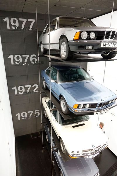 3er, 5er, 6er, 7er: die Modellpalette der Siebzigerjahre übersichtlich übereinander präsentiert (Bild: Dominsky – VCG)