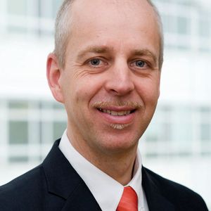Joachim Zoll, Leiter des Geschäftssegments Machine Tools Systems bei der Siemens AG: „Durch die digitale Prozesskette von der Idee bis zur Maschine auf einer gemeinsamen Datenbasis helfen wir unseren Kunden, flexibler auf individuelle Anforderungen ihrer Kunden zu reagieren.“