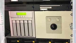 Maßgeschneidertes Edelstahl-Rack für Schaltschränke mit Trackball-Tastatur (Gebe)