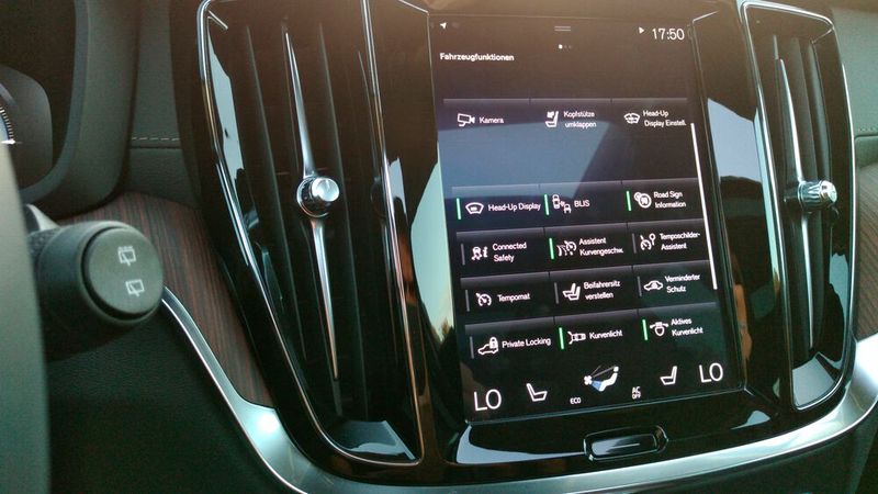 Mittels des zentralen Touchdisplays lassen sich alle Funktionen des Autos steuern, Entertainment, Fahrerassistenz oder Klimatisierung. (Bild: Thomas Günnel/Automobil Industrie)