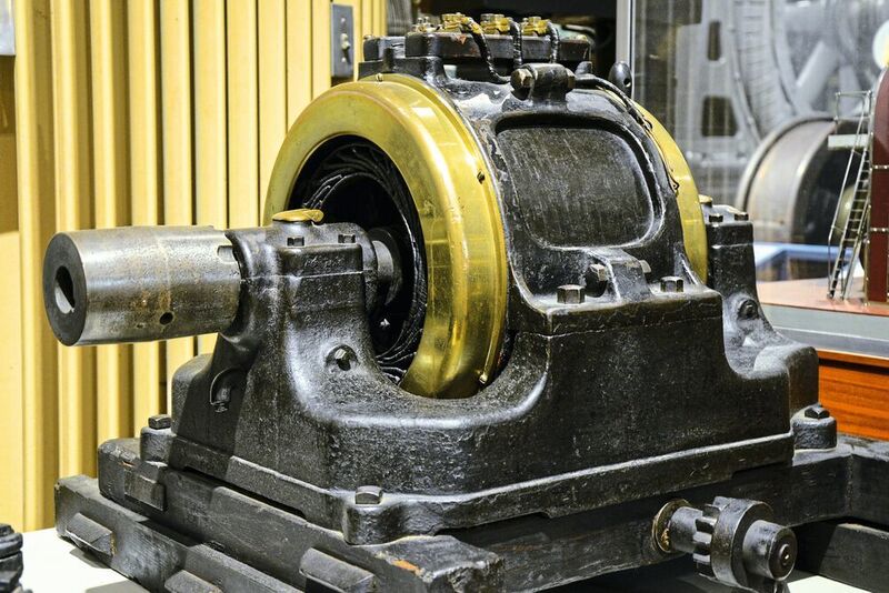 AC-Motoren, wie dieses Modell von General Electric aus dem Jahr 1893, revolutionierten Fabriken: statt aufwendiger Konstruktion aus Riemen und Wellen konnte jede Maschine nun mit einem Motor angetrieben werden. (Stefanie Michel)