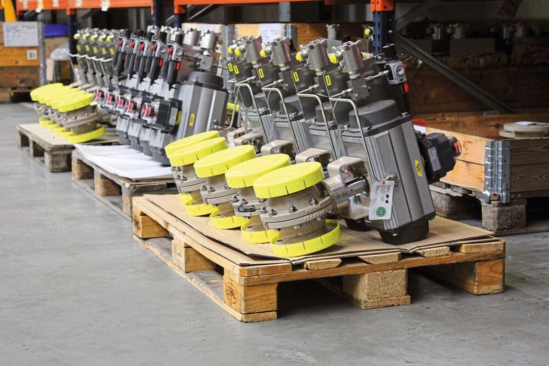 Versandfertig liegen die Armaturen für die H₂-Technologie bei Samson Pfeiffer bereit. (Bild: Samson)