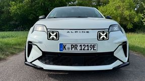 Mit den X-förmigen Scheinwerfern fällt die Alpine A290 im Straßenbild auf. (Bild: Achter – VCG)