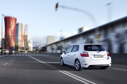 Äußerlich ist dem Auris seine moderne Antriebsart nicht anzusehen. Manchen Kunden ist das vielleicht ganz recht. (Archiv: Vogel Business Media)