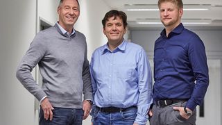 Innovationspreis für neuartiges Brandschutzgel für Glas! Die Preiträgerteam v.l.: Dr. Holger Wack und Damian Hintemann (Fraunhofer UMSICHT) nebst Thomas Baus (Hörmann KG Glastechnik). (Fraunhofer / P. Banczerowski)