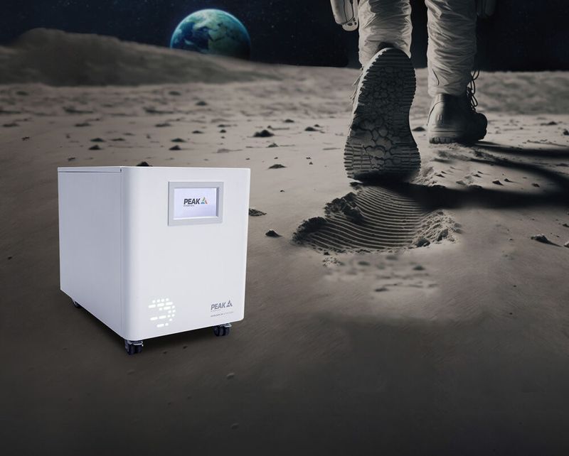 Stickstoffgenerator auf dem Mond mit einem Astronauten, der im Hintergrund einen Fußabdruck hinterlässt. (Bild:  PEAK Scientific Instruments GmbH)
