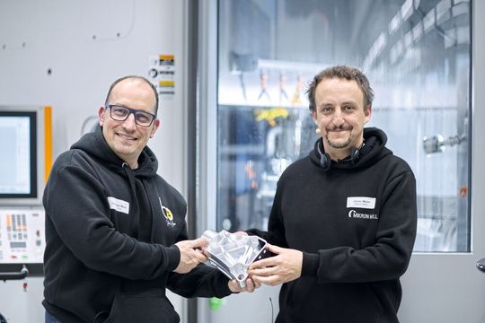 Die beiden SMM-Interviewpartner: Andreas Weck (li., Produktmanagement, Anwendungstechnik, Zecha) und Jonas Meier (Leiter, Center of Competence, Mikron Mill) mit dem Strukturbauteil.(Bild:  Matthias Böhm)