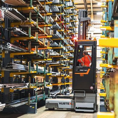 Sichtachsen im Schmalgang: Die Sensorik überwacht laut Hersteller die Regale und erkennt herausragende Lasten. (Bild: Hubtex)