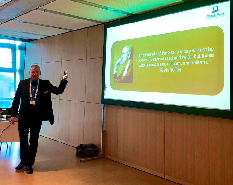 „Einmal das Erste-Klasse-Ticket in die Cloud von Check Point Software, bitte!“ - Stephan Fritsche erklärt bei der #ITSECCON, wie Sie den Zug für Best in Class Monitoring, Compliance und Security nicht verpassen. (Vogel IT-Akademie)