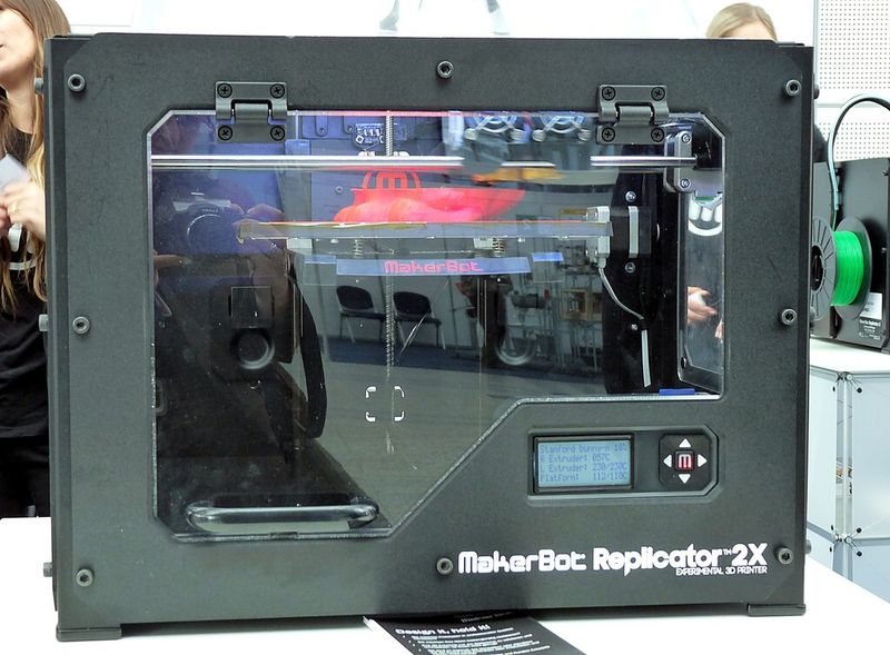 Der 3D-Drucker Makerbot Replicator 2X kann Prototypen mit einer Schichtauflösung von 100 Mikrometern herstellen. (Bild: Michel)